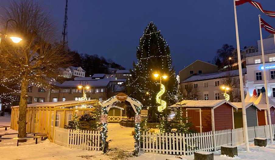 julemarked og julegran på Torvet i Arendal