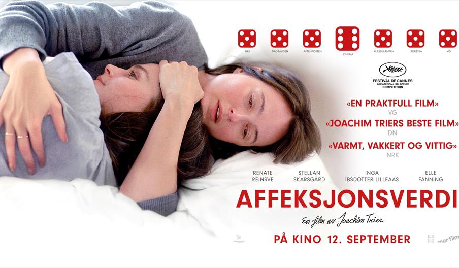 plakat for kinofilmen Affeksjonsverdi med de to hovedskuespillerinnene som ligger i en seng og holder rundt hverandre