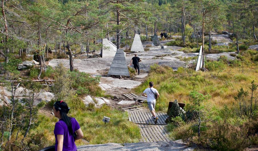 folk som løper rundt på Hove og spiller lasertag.