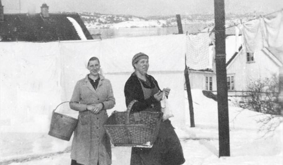 Løkka ved Tollbode, Tonny Knudsen og datteren med klesvasken på vestre Merdø omkring 1930.