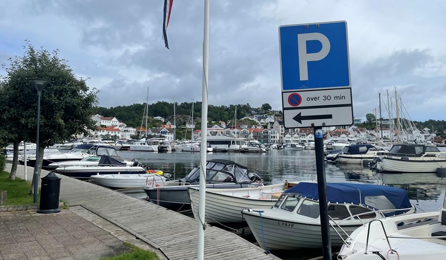 Parkeringsskilt ved Sorenskrivergården
