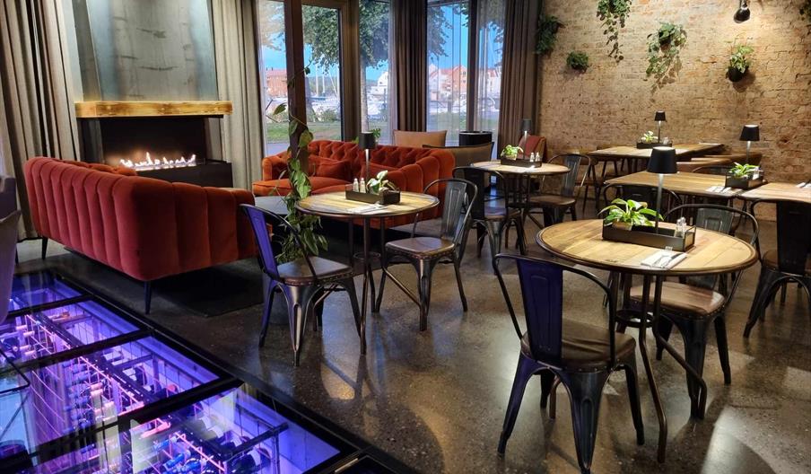 Restauranten med vinkjeller i det som en gang var en smøregrav i den gamle bensinstasjonen.