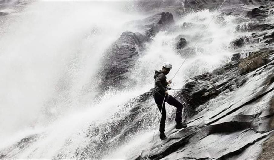 Rapellering ned Reiårsfossen