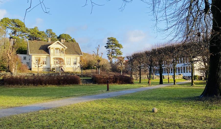 Park med mange trær og et stort trehus