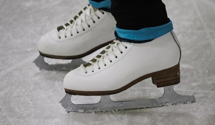 bilde av hvite dameskøyter. gratis utlån av skøyter til bruk på Kvikk'n isbane på Sam Eydes plass i Arendal.