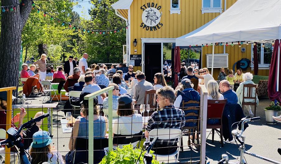 Ute området på kafé fullt av folk