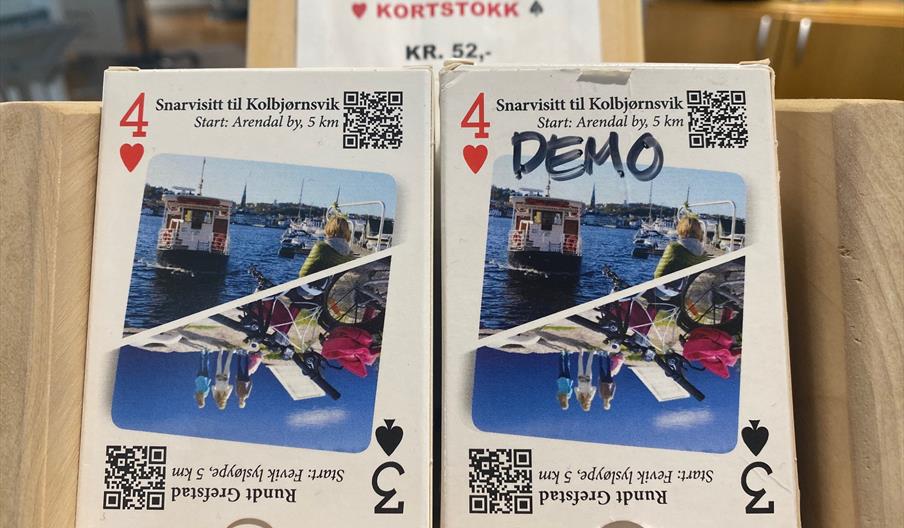 kortstokker med 52 sykkelrutekart til salgs på innbyggertorget i Arendal kultur- og rådhus
