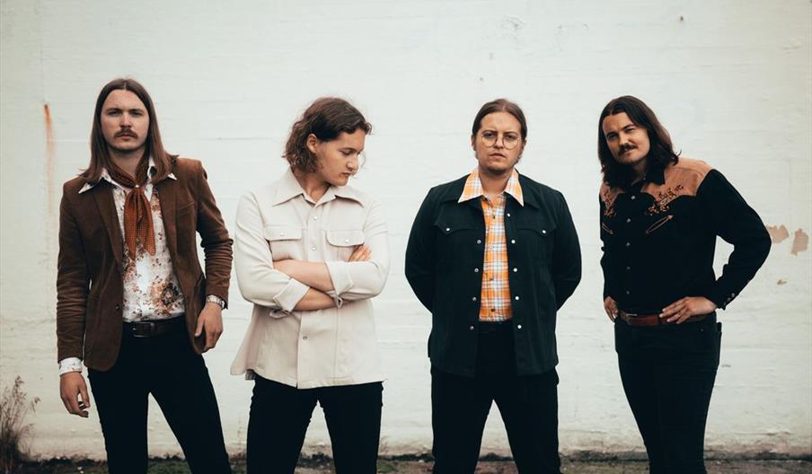 bandet Theimpossible green, bestående av 4 karer med langt hår og nesten utelukkende kledt i svart.