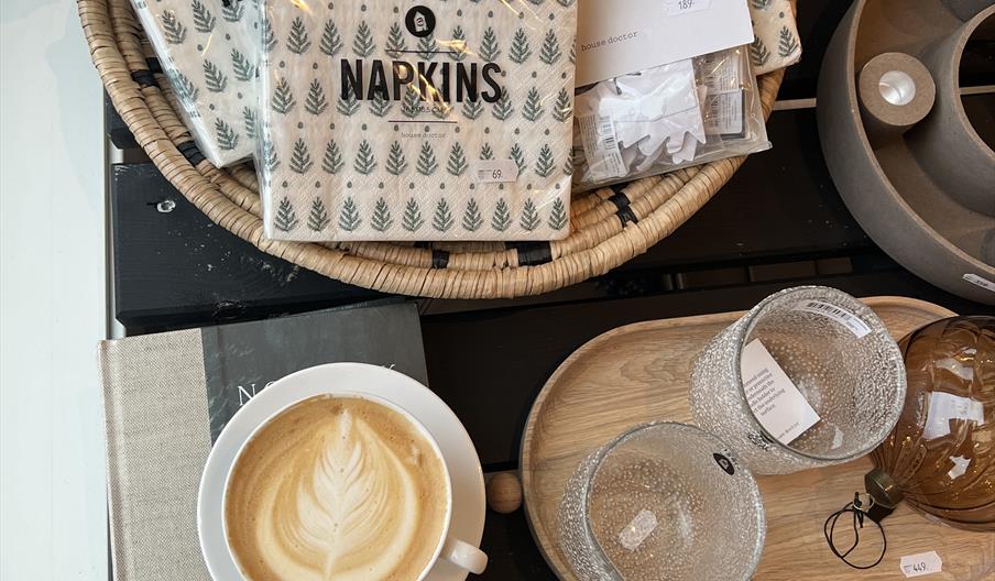 Kaffekopp, servietter og diverse interiør