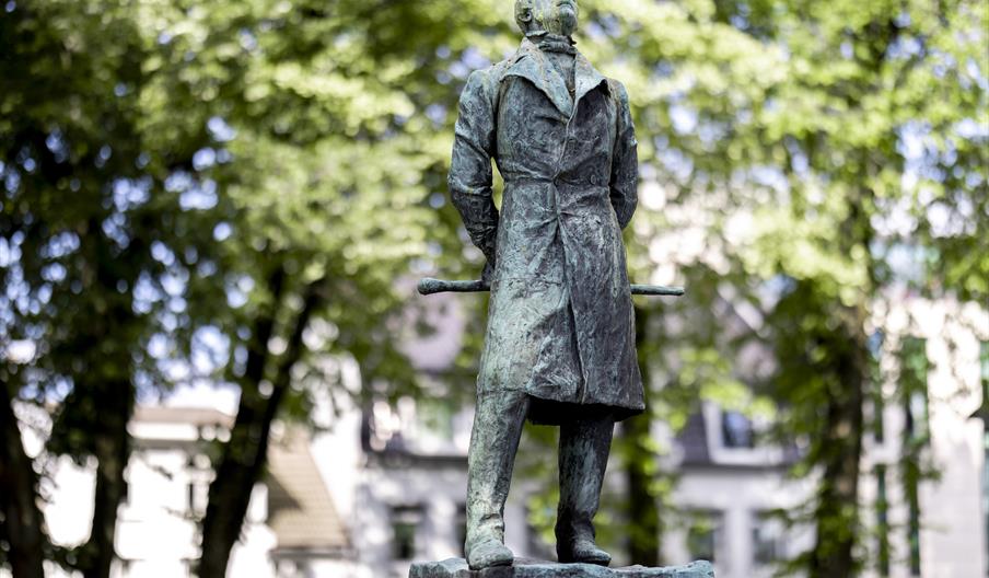 Statue av Henrik Wergeland i Wergelandsparken