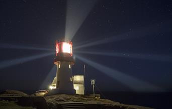 Lindesnes fyrtårn med lykt på natta