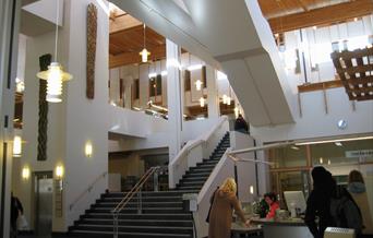 interiør i Arendal bibliotek med trappoppgang