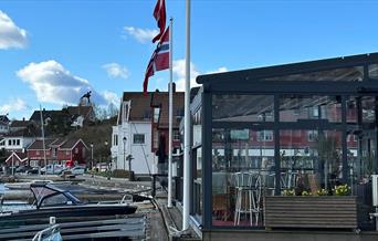 Restaurantlokale med flagg utenfor