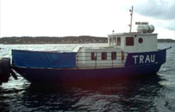 M/F Trau er en blå og hvit liten ferge som kjører i rute til Merdø utenfor Arendal
