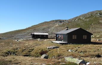 Turisthytte i høyfjellet om høsten, bilde.