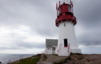 Lindesnes Fyr. Fyret er hvitt med rød lykt. Overskyet