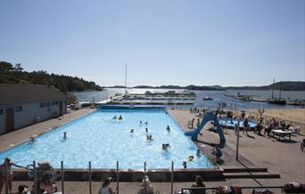 Oppvarmet svømmebasseng på Åros Feriesenter