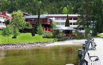 Hotellet ligger rett ved Byglandsfjord
