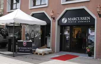 fasade på Marcussen ur og smykker butikken i Havnegaten 1 i Arendal