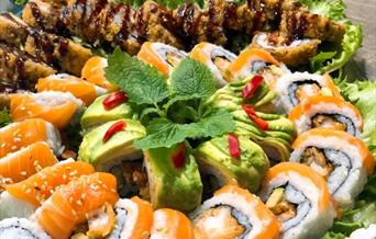 Sushi av flere slager, blant annet tempura, maki og nigiri.