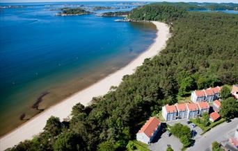 Ferietun, utsikt, strand langs vannet, og skog langs stranden