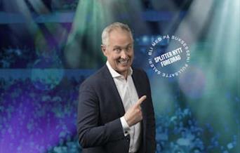 Per Henrik Stenstrøm smilende i dress, peker med fingeren mot teksten «Splitter nytt foredrag».