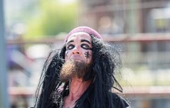 Skuespiller Tobias Vik utkledd som Kaptein Knuff med langt hår, skjegg og piratantrekk.