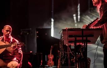 Konsert med John Derek Bishop, Khaled Habeeb og Erlend Wichne på Piren Kulturrom