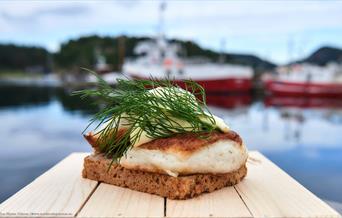 Fiskekake med majones og dill på skive fra Jentan på Båly