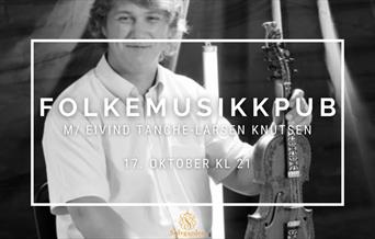 Svart-hvitt-bilde av folkemusikeren som skal opptre.
