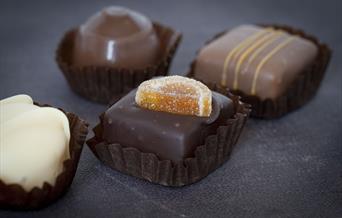 tre sjokoladebiter/praliner fra Heimdal Chokolade