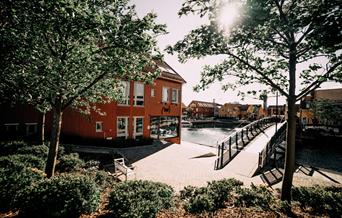 rødt hus ved vannet