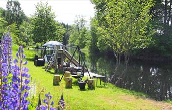 Med en rolig elv som nabo kan du finne roen på din norgesferie hos Riverside Bliss