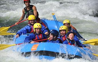 Familie rafting i Evje med TrollAktiv