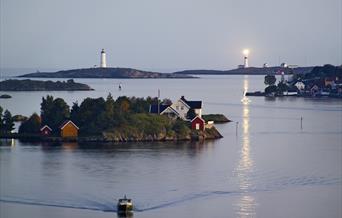 Galtesund, Arendal med de to fyrene Store Torungen og Lille Torungen i bakgrunnen.