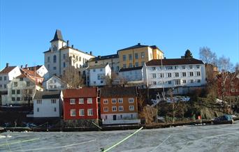 Tyholmen Arendals gamle bydel med hus i mange farger.