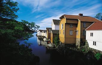 Hus langs elva