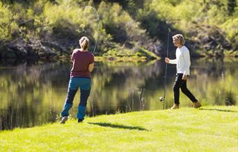 Par som fisker fra land i sone 4 i Mandalselva