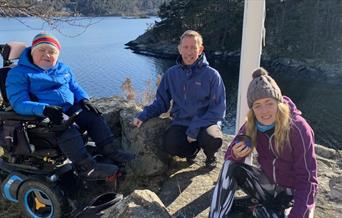 gutt i elektrisk rullestol sammen med sin far og søster på tur til Buøya ved Arendal
