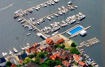 Arendal Gjestehavn i fugleperspektiv med Norges eneste flytende oppvarmede svømmebasseng