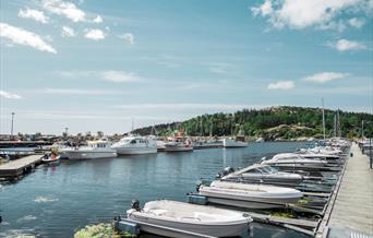 Båter som ligger på rekke og rad på Båly havn