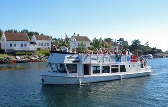 MS Nidelv på sightseeingtur i Havsøysund