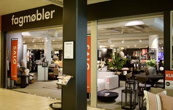 Inngangen til Fagmøbler Lyngdal i Meierigården, med møbler og interiørutstilling.