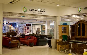 Inngangen til NMS Gjenbruk Lyngdal i Meierigården, med møbler og interiør til salgs.