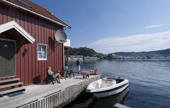 Bjørn Ottersen leiligheter utenfor Flekkefjord. Eksteriør fra brygge.