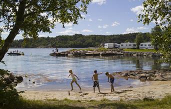 Barn som leker på stranden