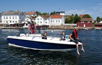 Båttur gjennom Gata på Lyngør.