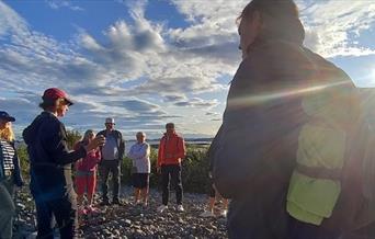 gruppe med folk på guidet tur i raet nasjonalpark på rullesteinsstrand