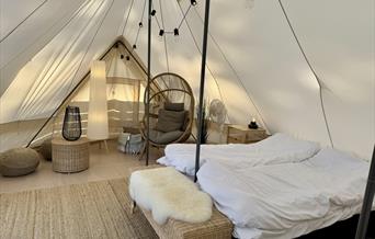 En lun og behagelig atmosfære inne i glampingteltet.