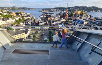 på toppen av glassheisen med panoramautsikt over Arendal by, Galtesund og øyene omkring.